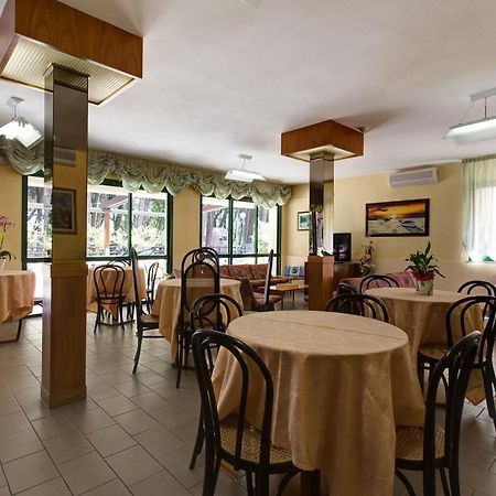 Hotel Valentino Пінарелла Екстер'єр фото