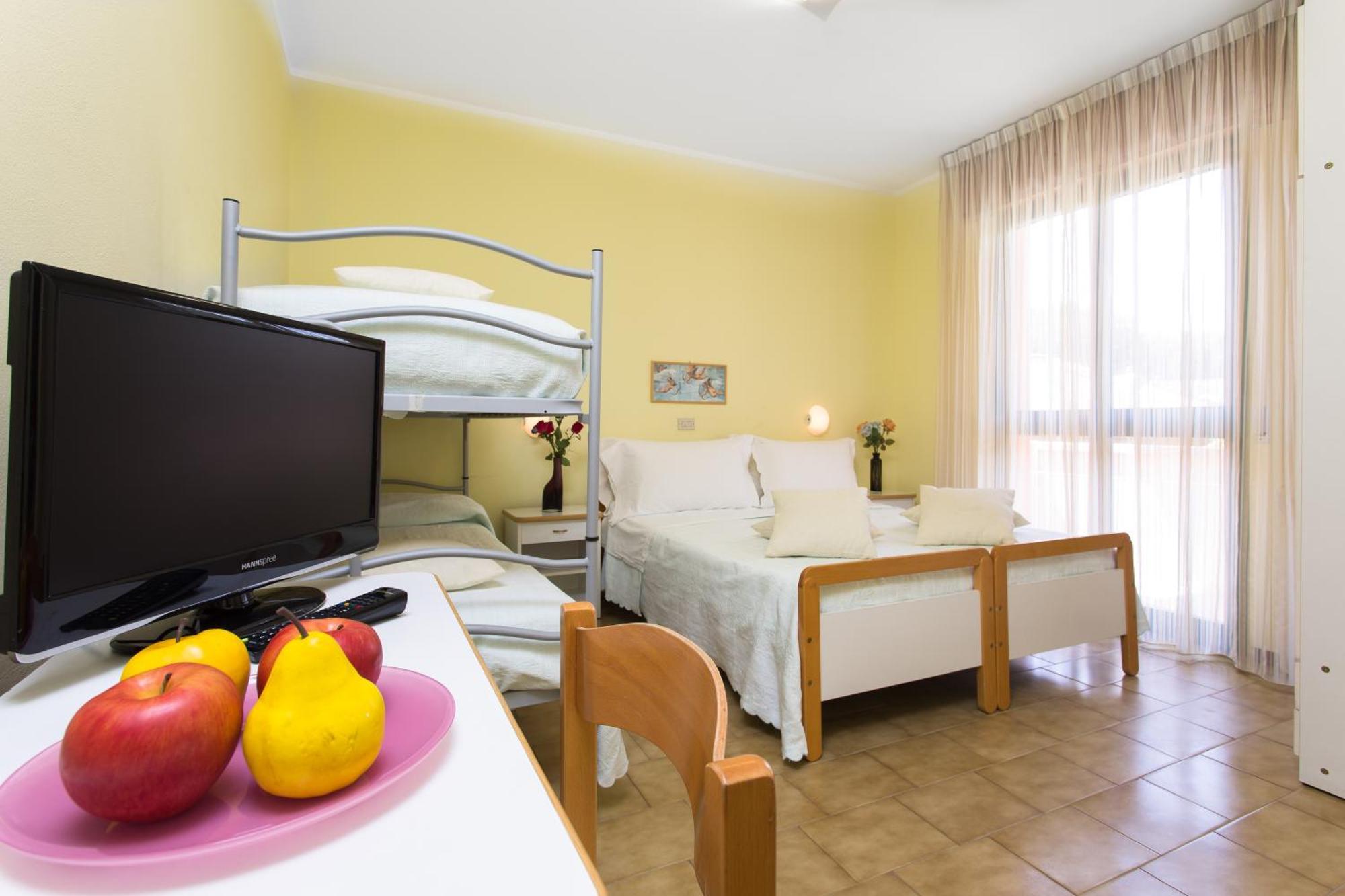 Hotel Valentino Пінарелла Екстер'єр фото