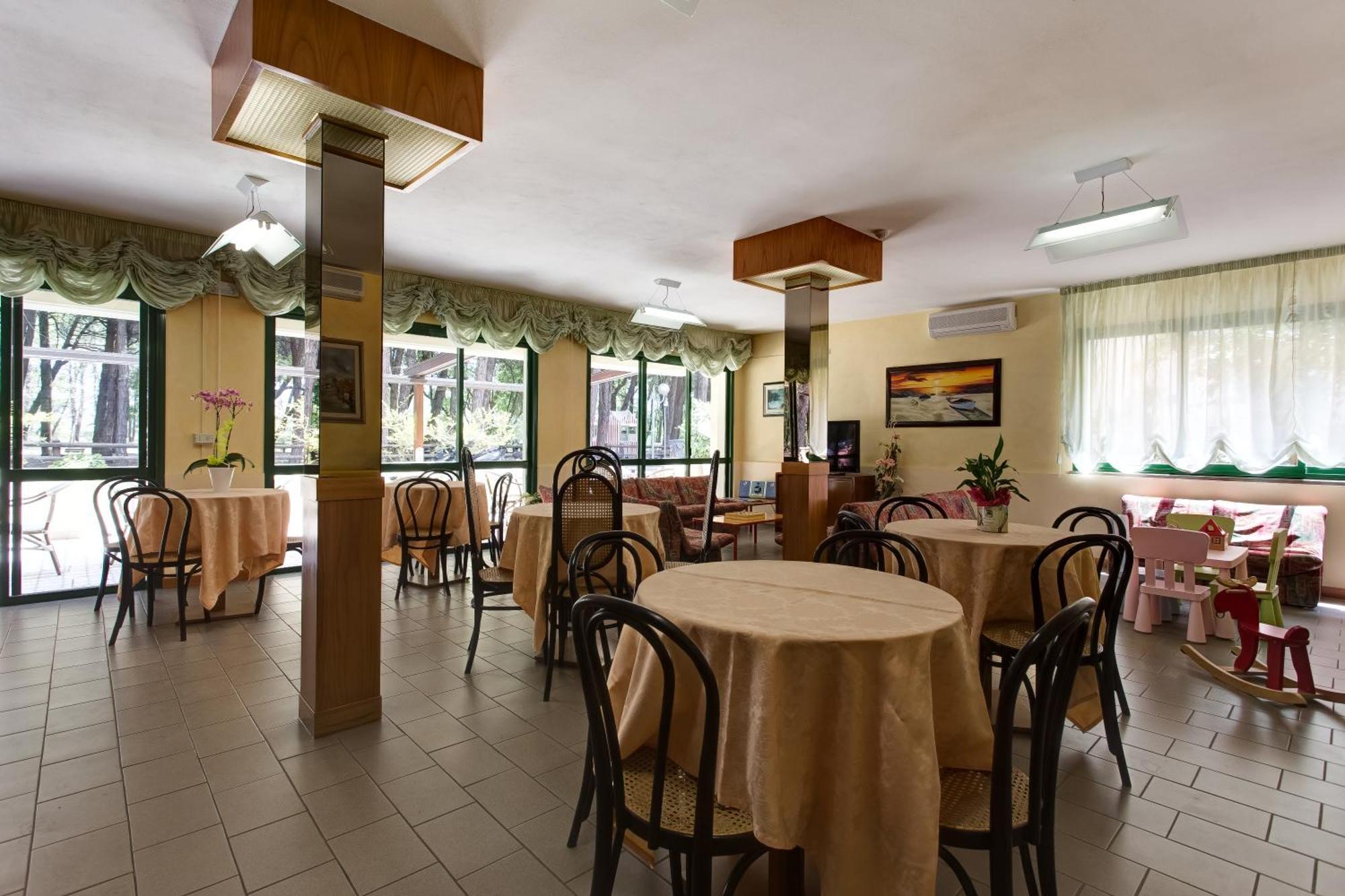 Hotel Valentino Пінарелла Екстер'єр фото