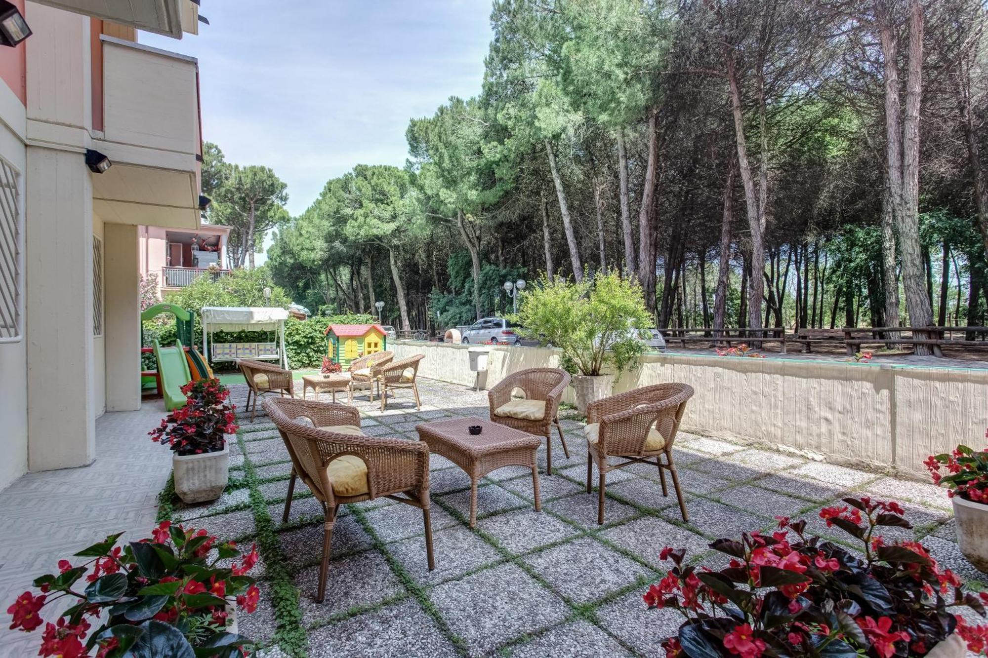 Hotel Valentino Пінарелла Екстер'єр фото