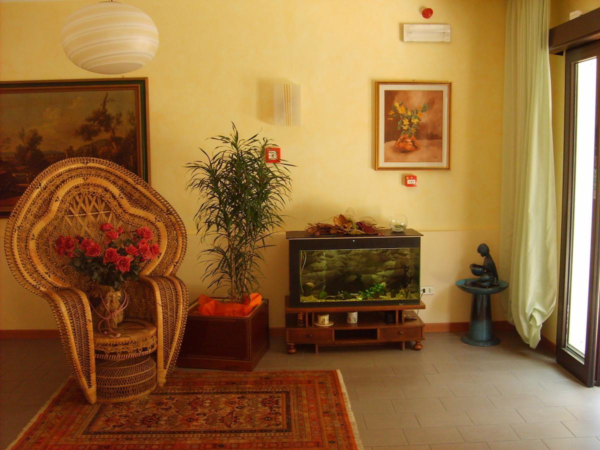 Hotel Valentino Пінарелла Екстер'єр фото