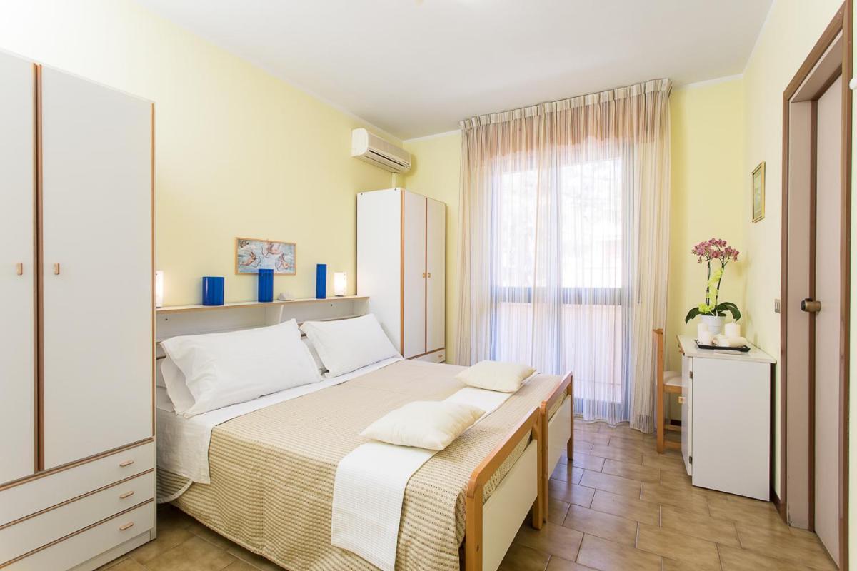 Hotel Valentino Пінарелла Екстер'єр фото